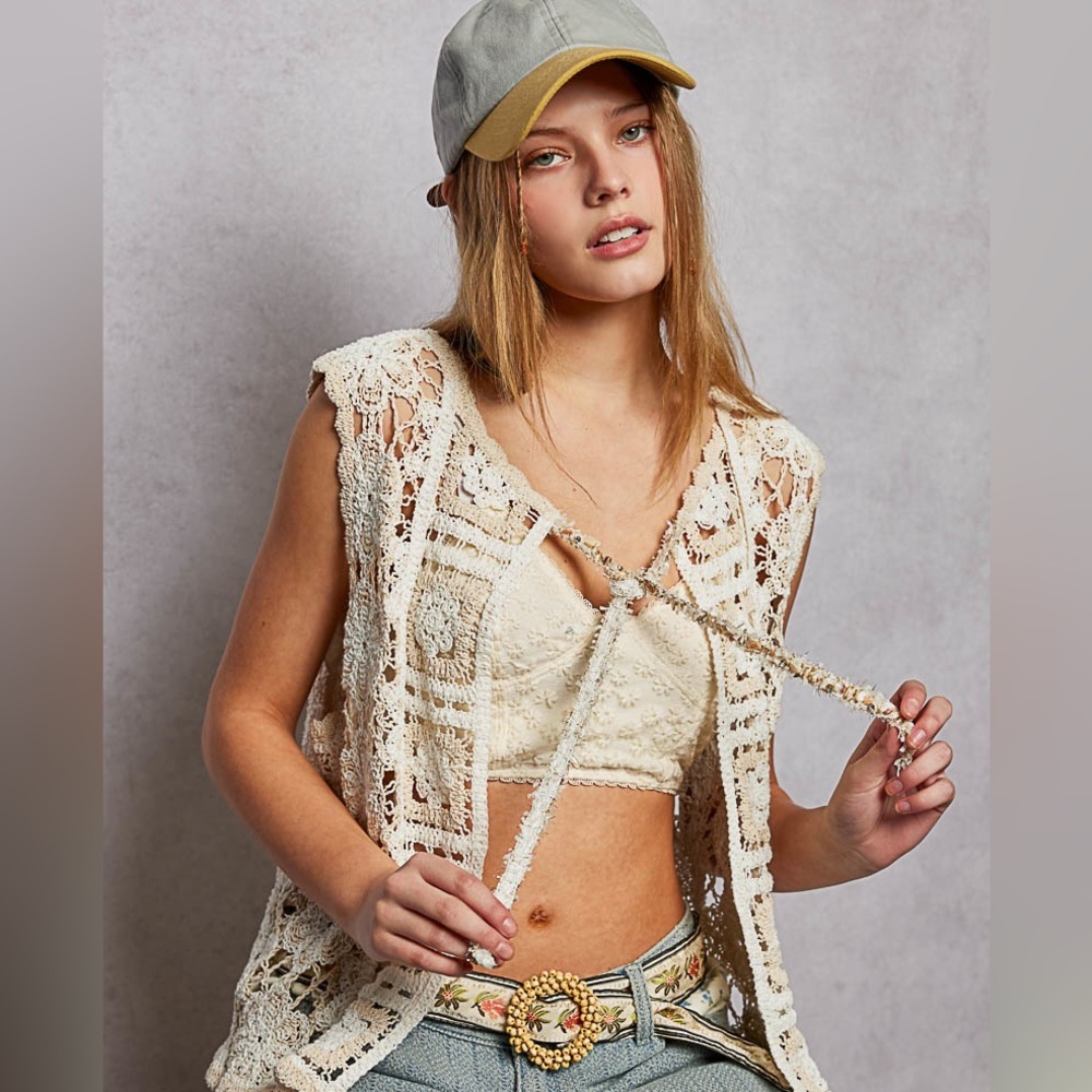 👄 Hello Gorgeous! POL Tie Front Floral Pattern Crochet Vest with Scalloped Edge - Picture 4 of 16